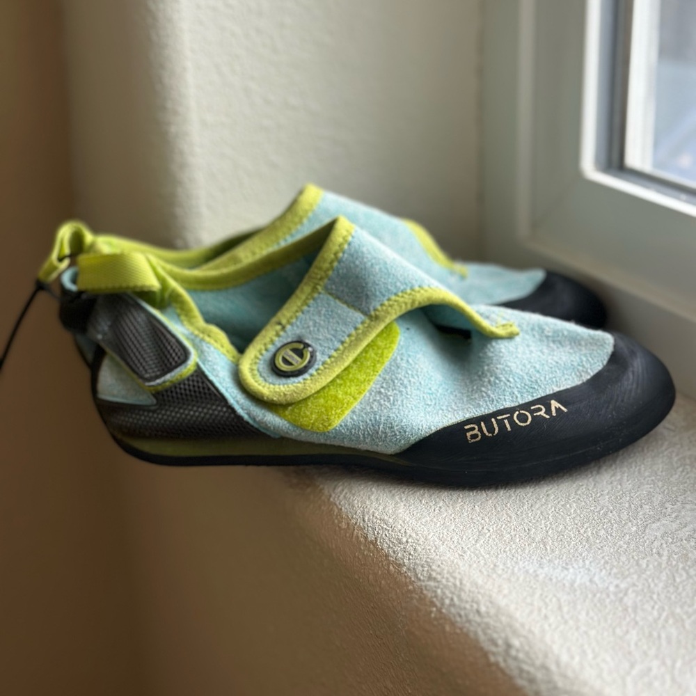 Butora Kids Climbing Shoes in Blue and Green